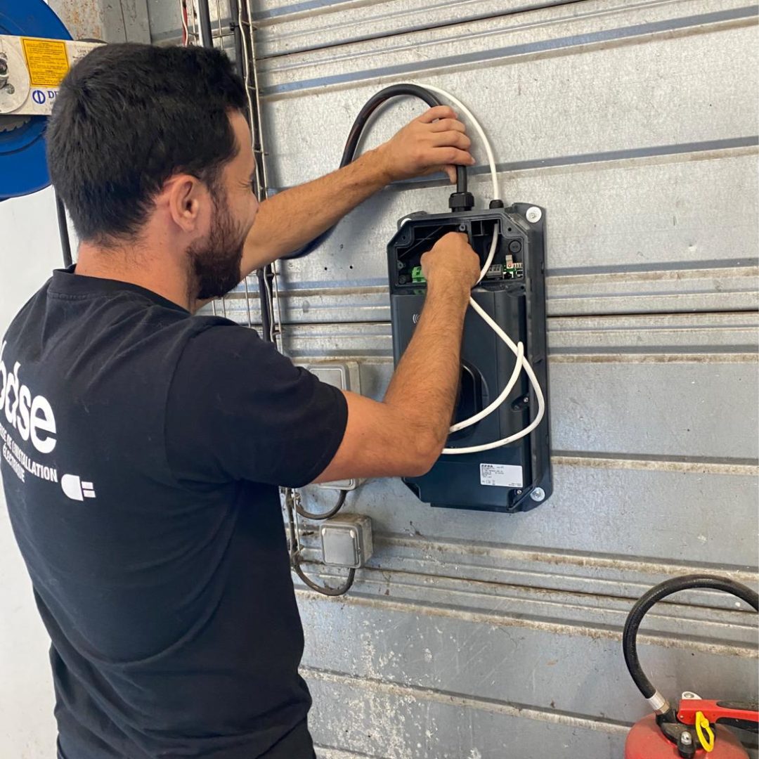 GIRARD ET ROUX - Installation complète de deux bornes IRVE