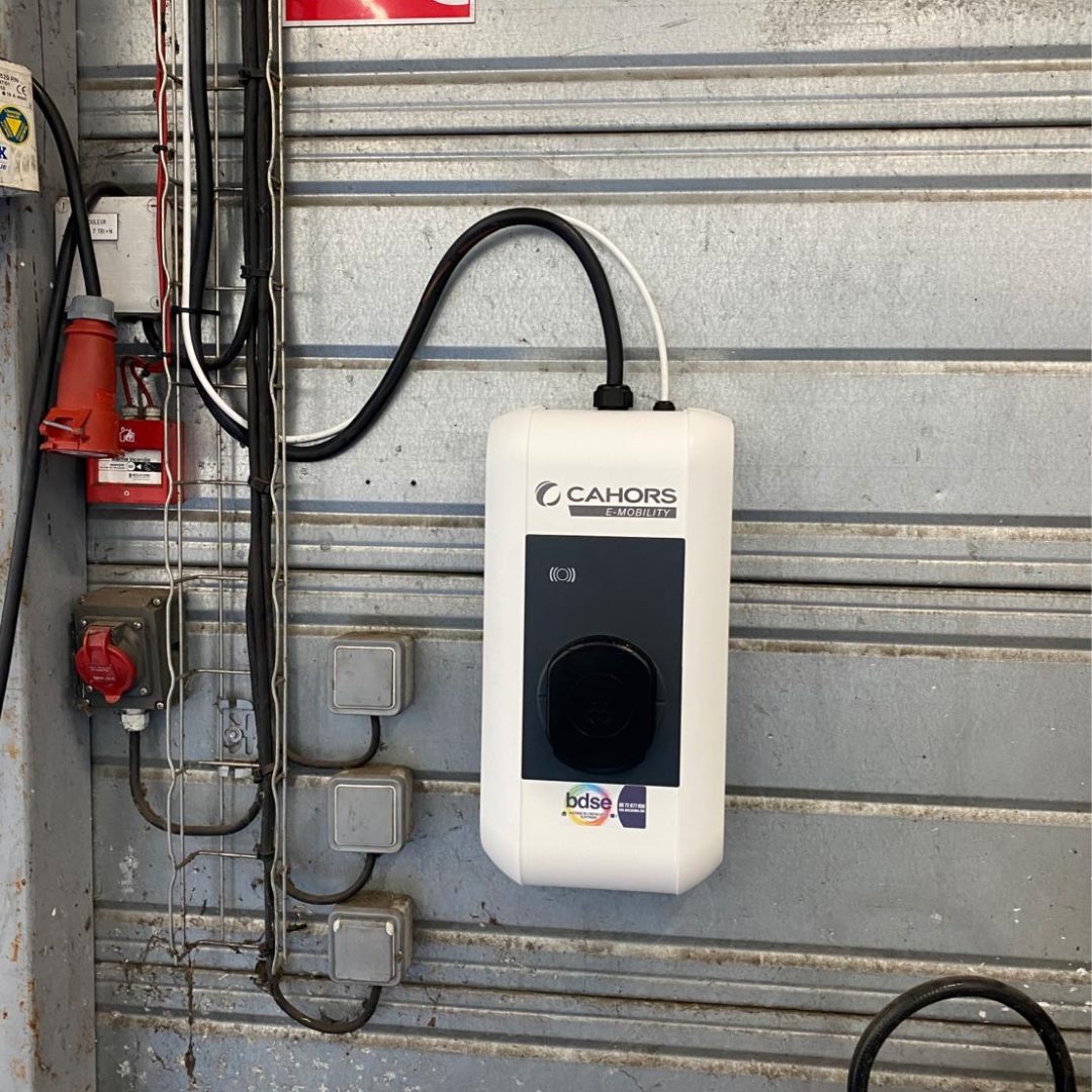 GIRARD ET ROUX - Installation complète de deux bornes IRVE