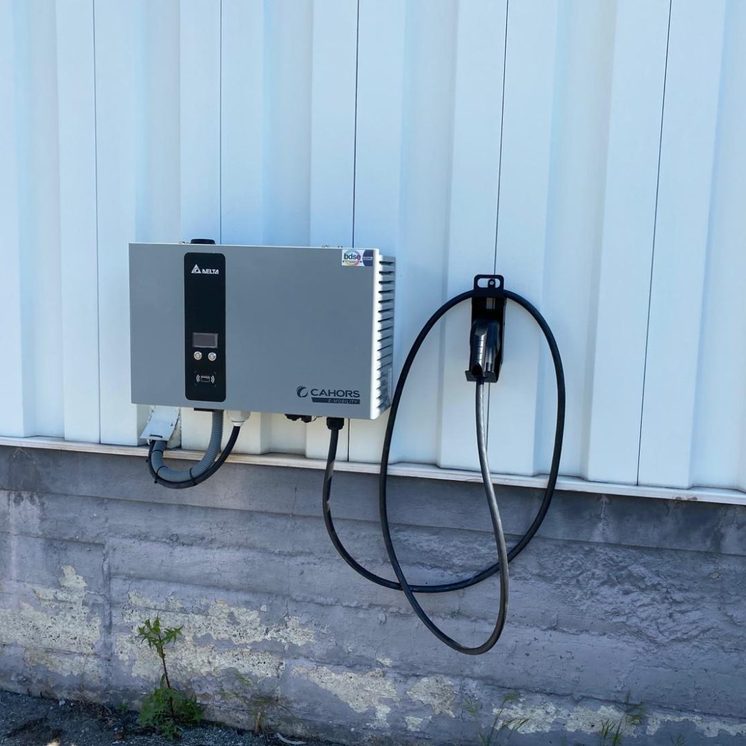 GIRARD ET ROUX - Installation complète de deux bornes IRVE